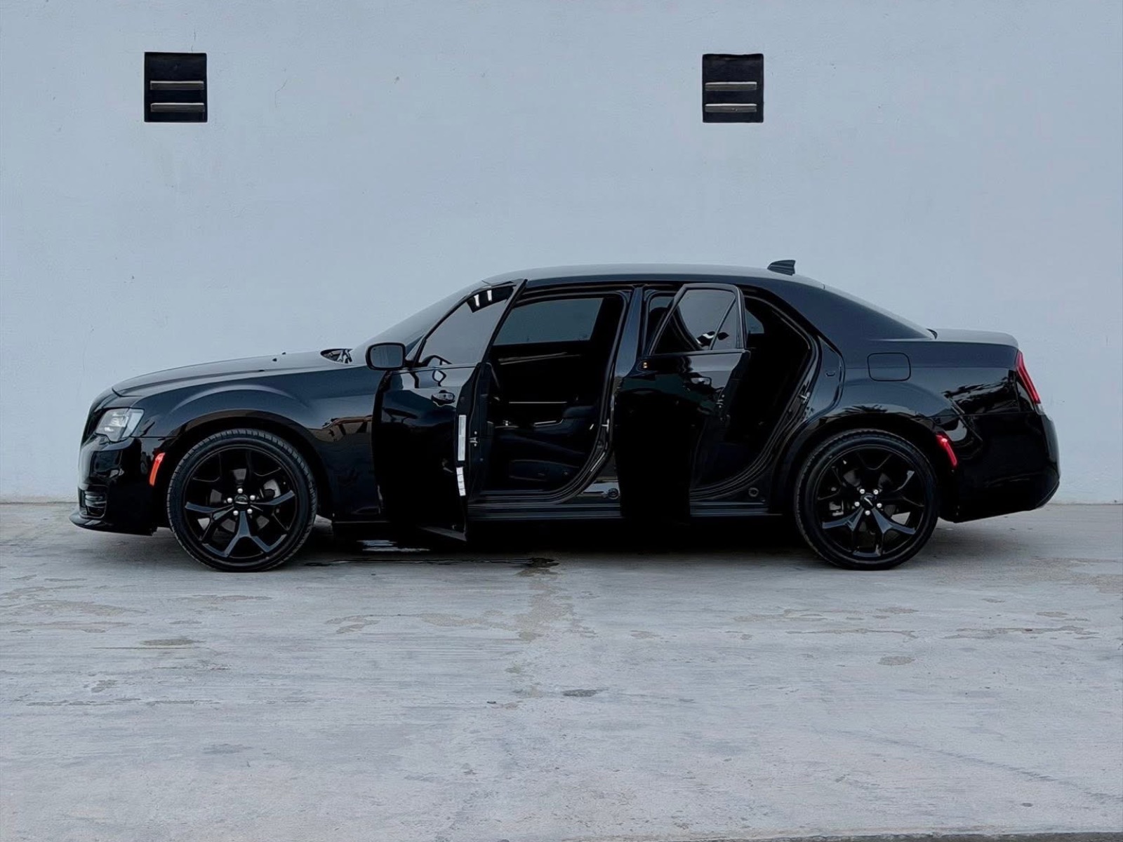 2023 Chrysler 300 Touring image 7