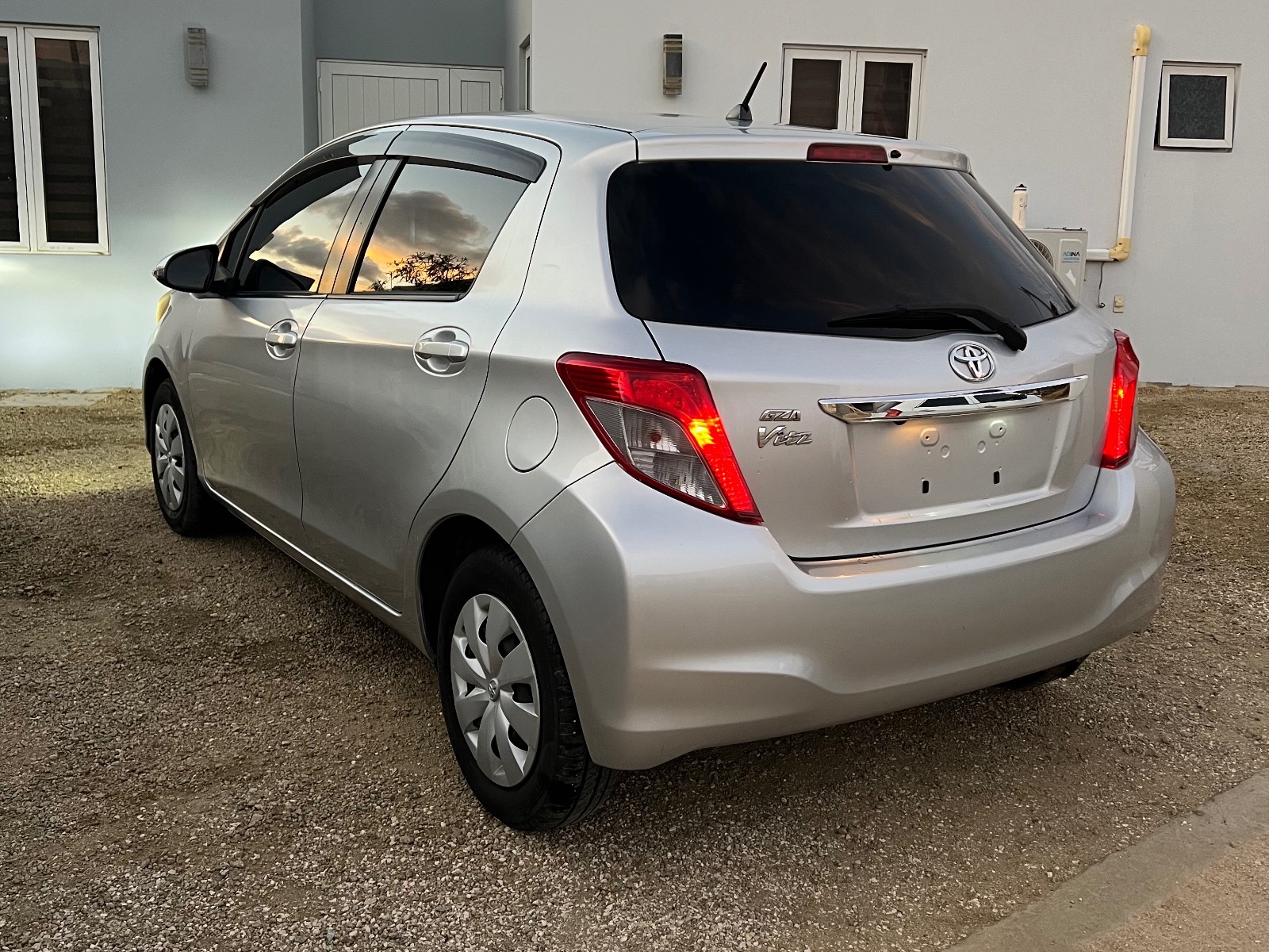 2013 Toyota Vitz image 3