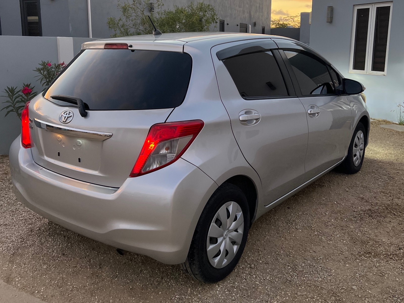 2013 Toyota Vitz image 4