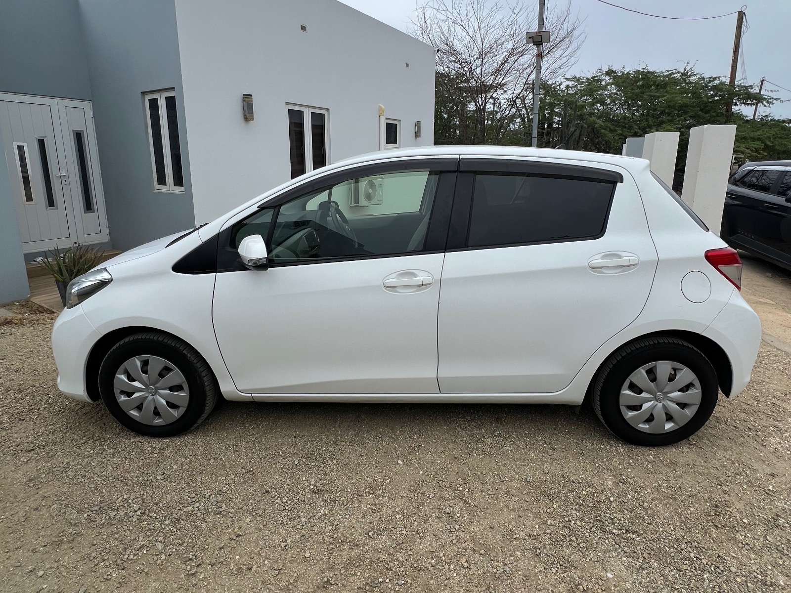 2013 Toyota Vitz image 2