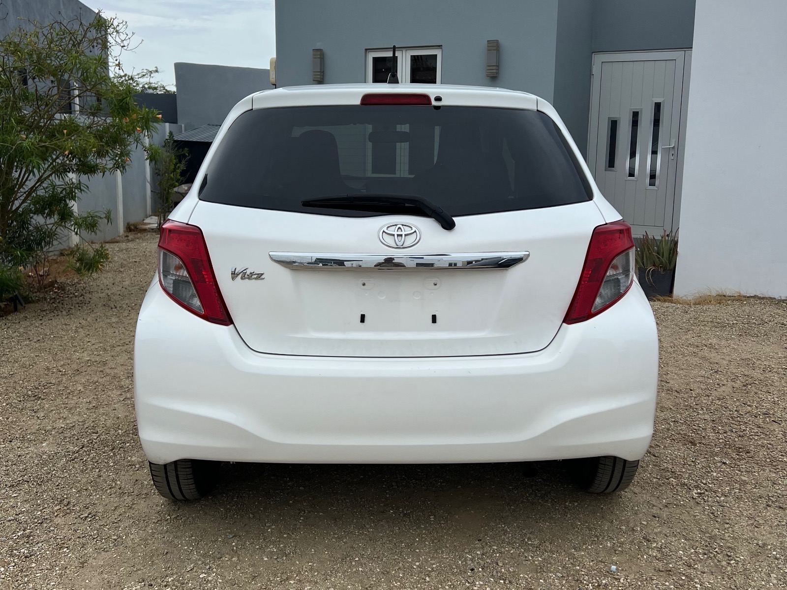 2013 Toyota Vitz image 3