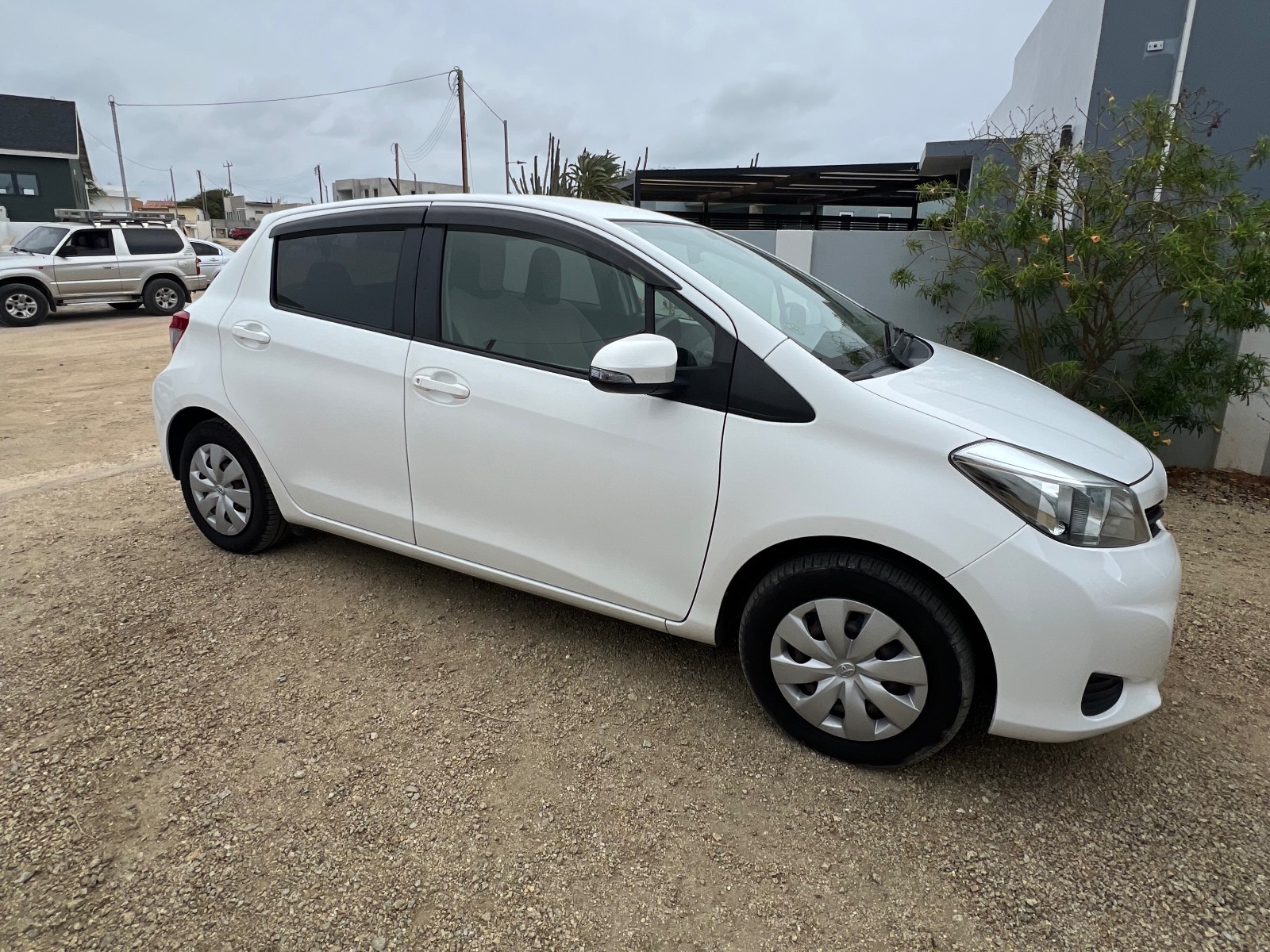 2013 Toyota Vitz image 4