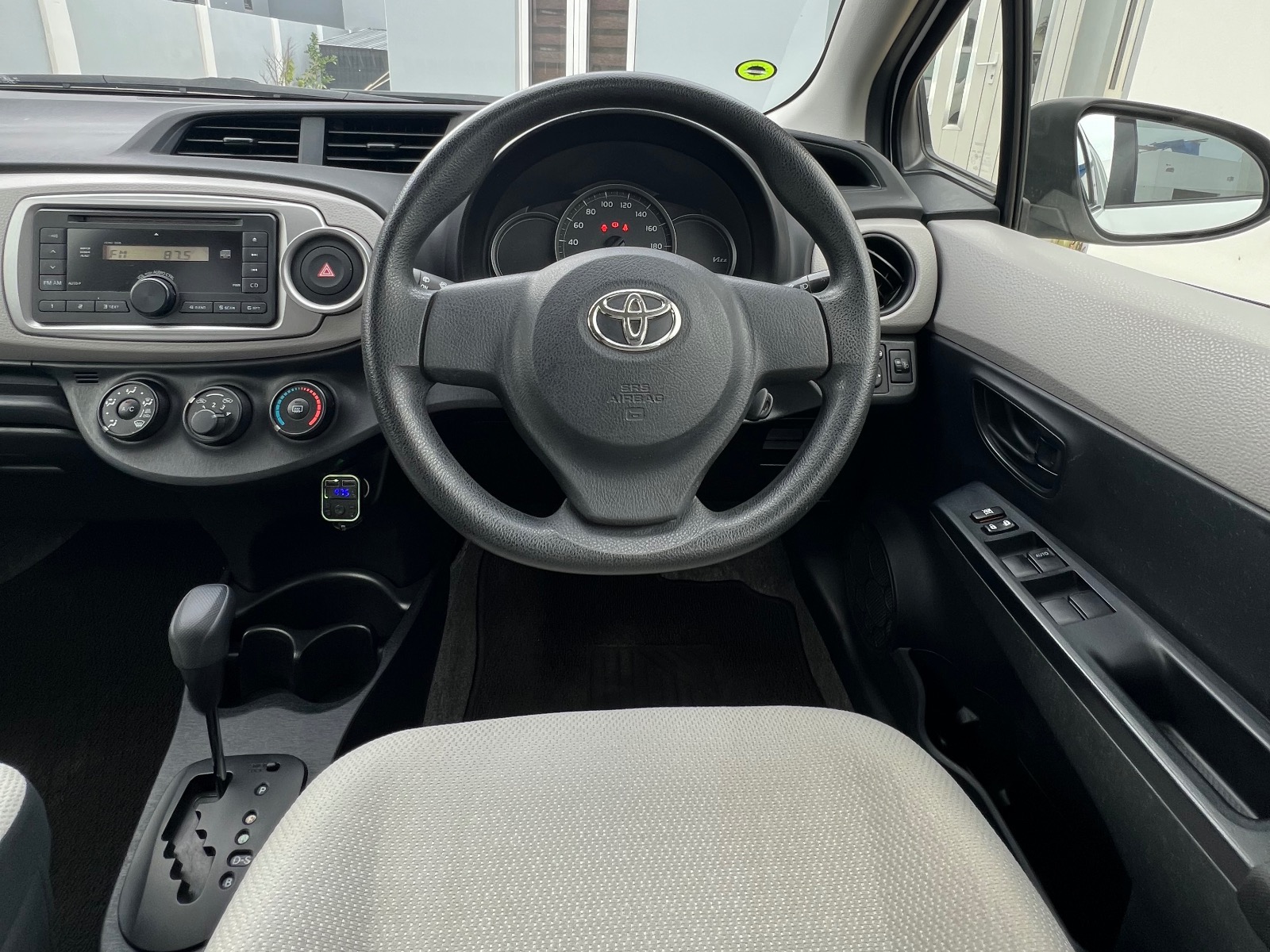 2013 Toyota Vitz image 6