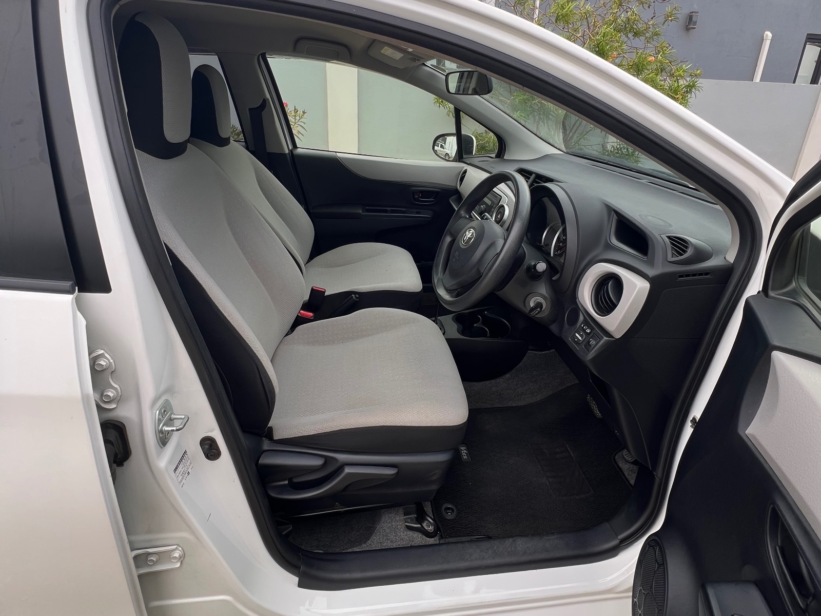 2013 Toyota Vitz image 7