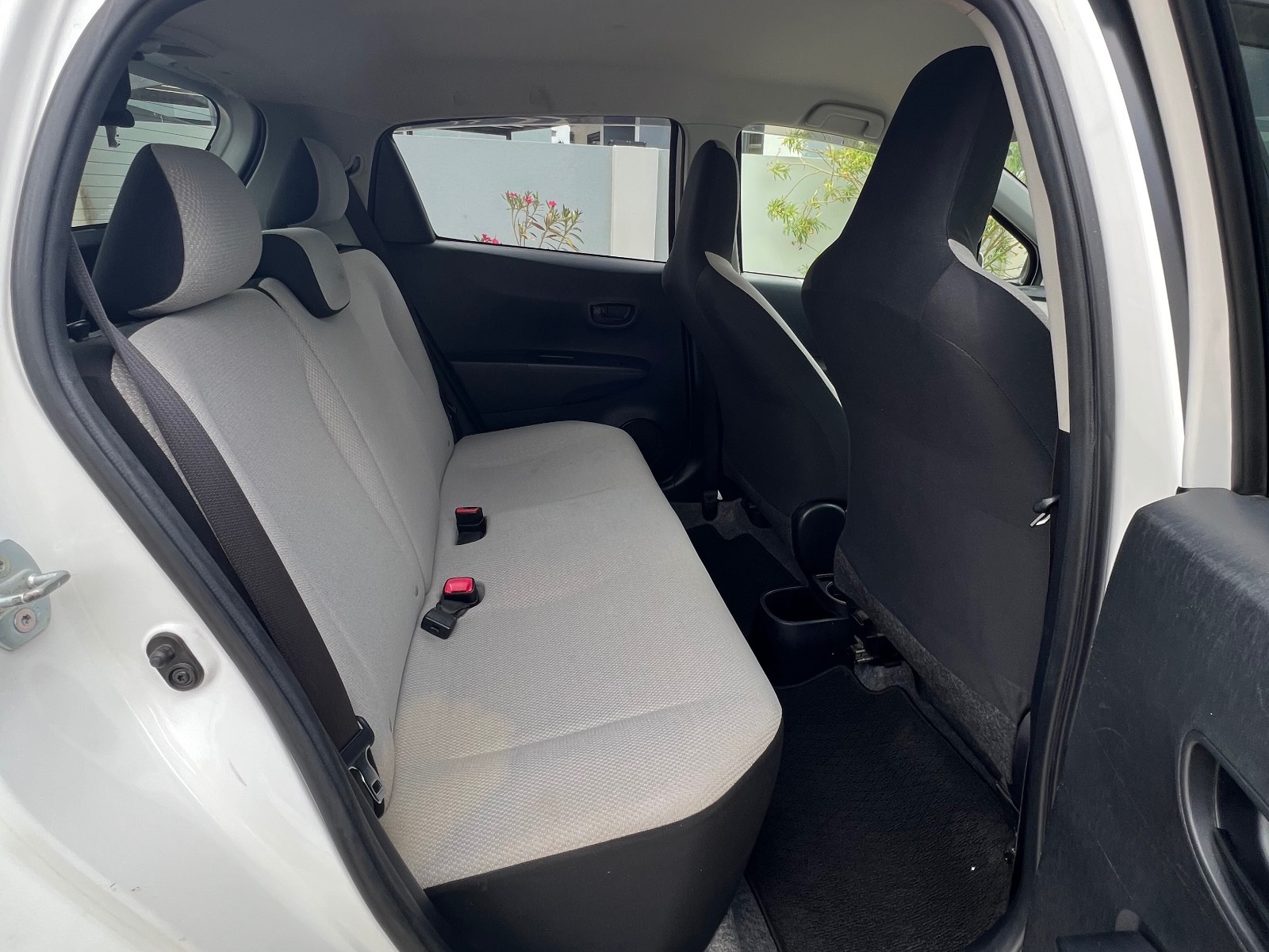 2013 Toyota Vitz image 8